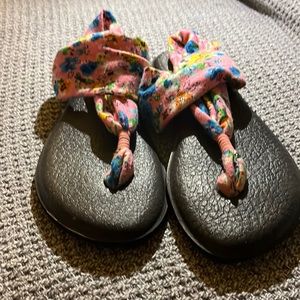 Children Sanuk sandal size 3-4 yoga sling with floral print design
